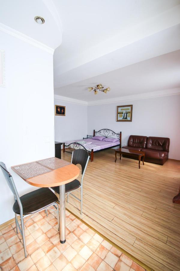 Апартаменты Возле Метро Кловская Kiev Extérieur photo
